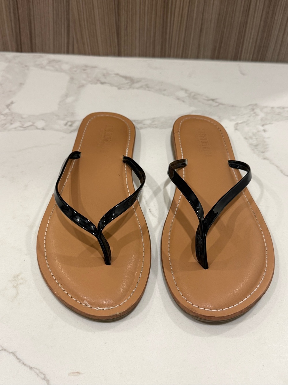 Cushionaire Patent Thong Sandals – Black - EU 39 (US 8)